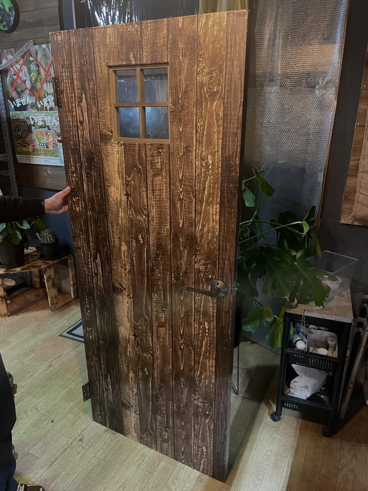 本日は店内2重扉計画の扉をDIYしてました🙌