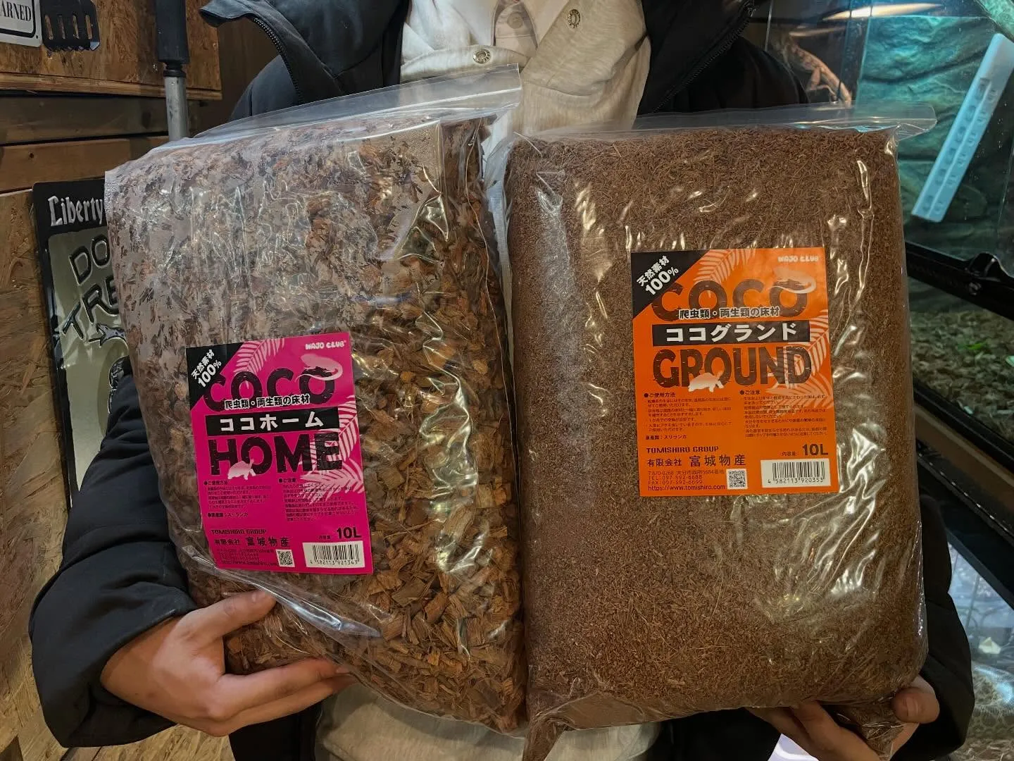 床材「ココホーム」「ココグランド」どちらも10Lの大容量で入...